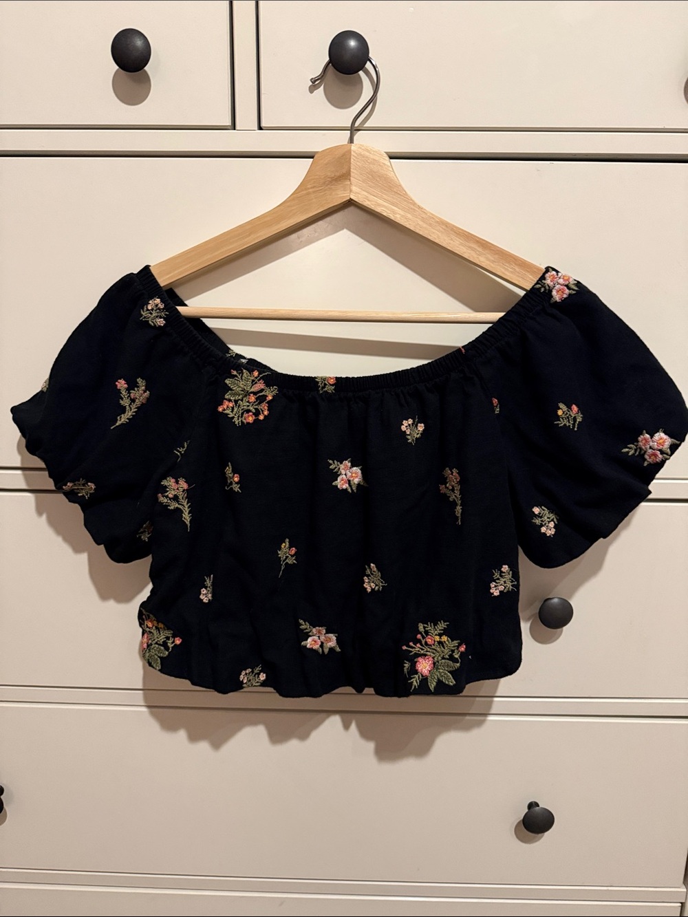 American Eagle Outfitters Black Floral Off-Shoulder Crop Blouse